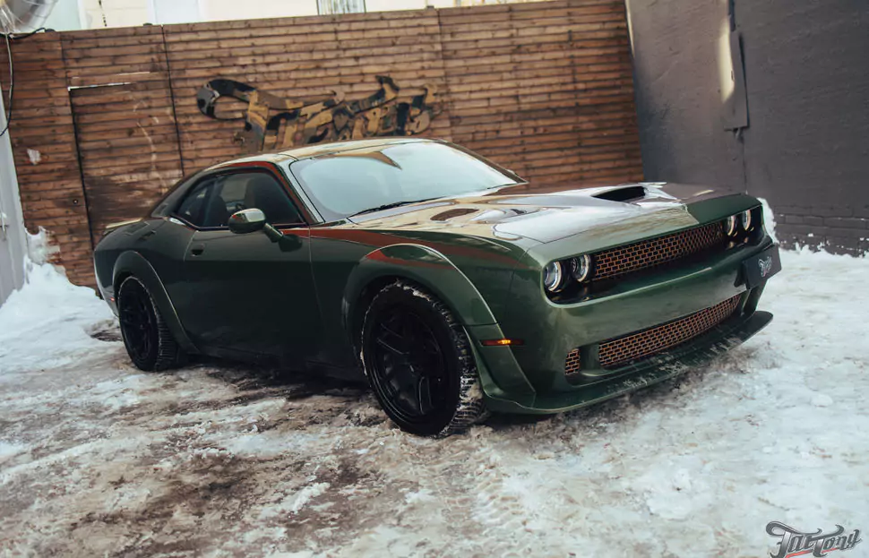 Восстановили крыло Dodge Challenger R/T Scatpack по технологии PDR и заново забронировали полиуретаном